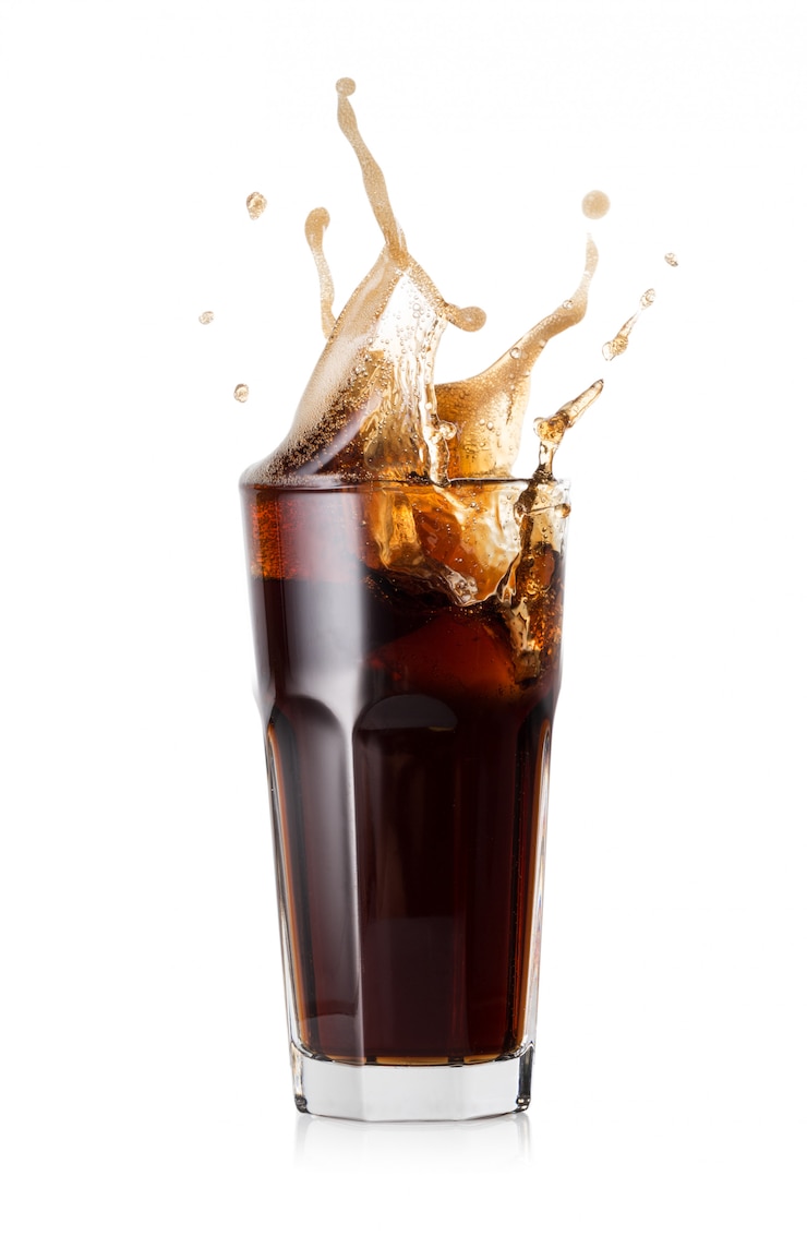 Foto un bicchiere di fredda cola con una spruzzata di cubetti di ghiaccio