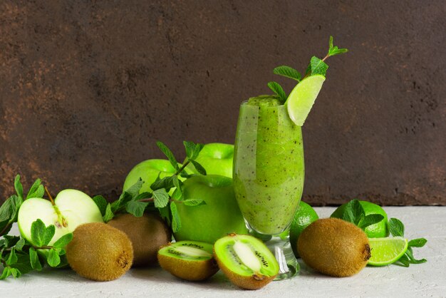 Un bicchiere di frullato di frutta verde fresca sul tavolo