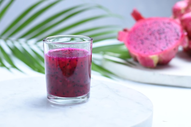 un bicchiere di frutta fresca del drago rosso o un frullato di frutta pitahaya servito in vetro