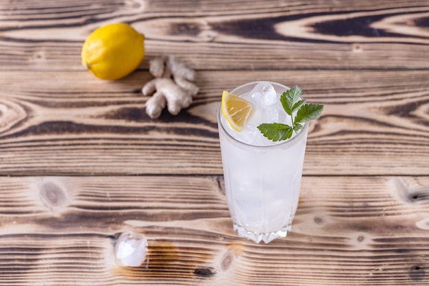 Un bicchiere di ginger beer fatto in casa con ghiaccio e limone