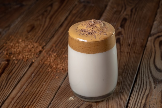 Un bicchiere di Iced Dalgona Coffee, un caffè alla moda con panna montata.