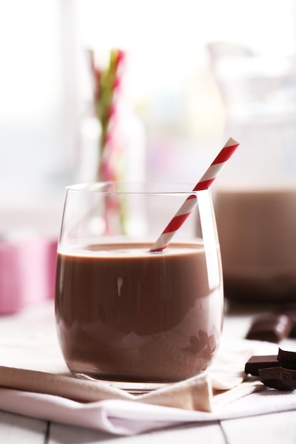 Un bicchiere di latte al cioccolato sul tavolo