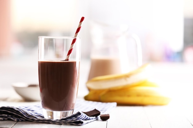 Un bicchiere di latte al cioccolato sul tavolo