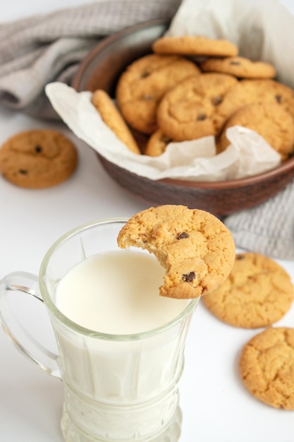 Un bicchiere di latte con deliziosi biscotti