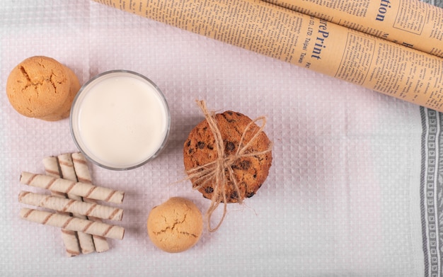 Un bicchiere di latte con i biscotti