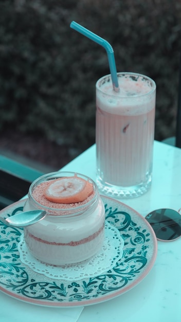 un bicchiere di latte con una candela dentro e un cucchiaio dentro