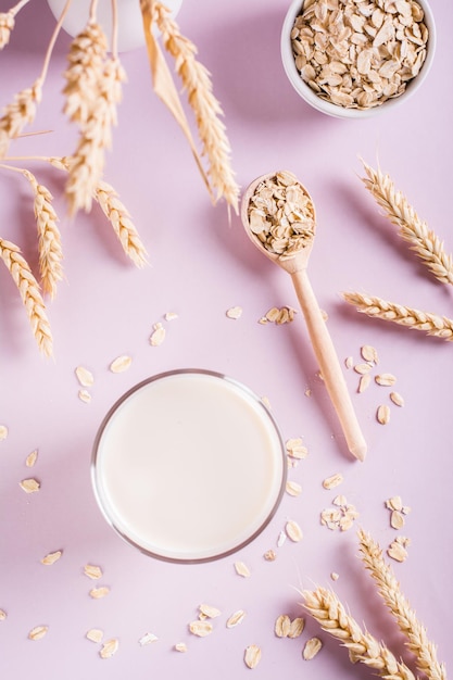 Un bicchiere di latte d'avena fresco e farina d'avena Bevanda biologica vegana senza latte Vista dall'alto e verticale