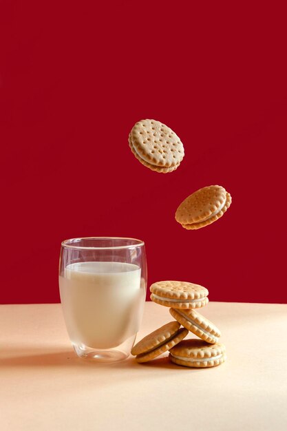 Un bicchiere di latte e biscotti fatti in casa