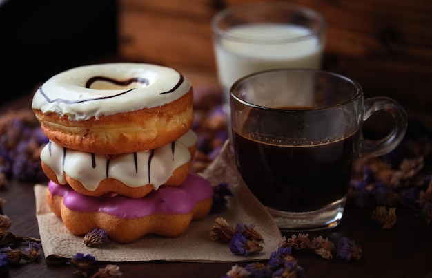 Un bicchiere di latte e una ciambella con sopra una glassa a forma di cuore