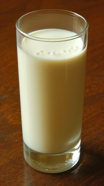 Un bicchiere di latte puro e cremoso un simbolo senza tempo di nutrimento e conforto
