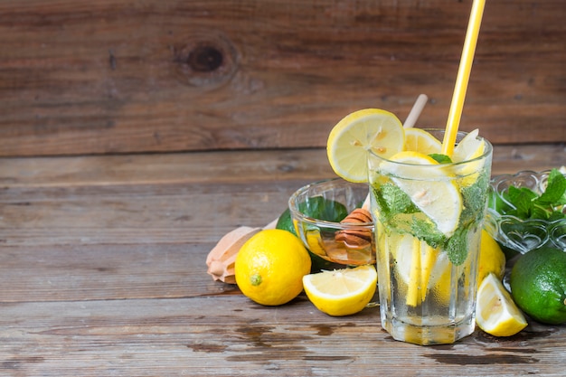 Un bicchiere di limonata fatta in casa menta