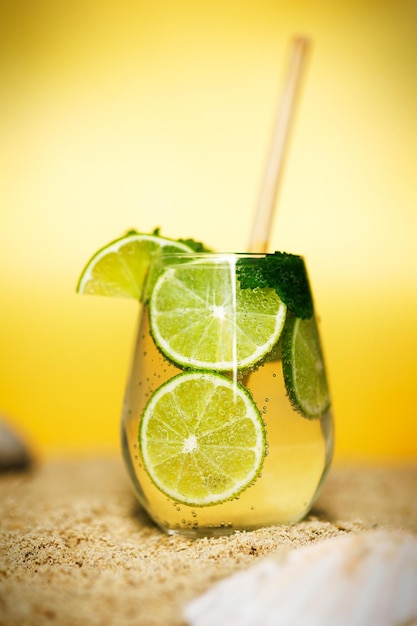 Un bicchiere di limonata sulla spiaggia