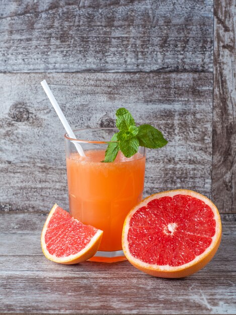 Un bicchiere di pompelmo maturo con succo