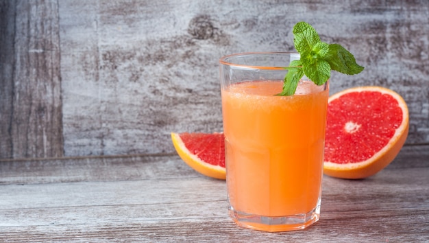 Un bicchiere di pompelmo maturo con succo