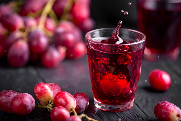 Un bicchiere di succo d'uva fresco, conserve di succo d'uva.