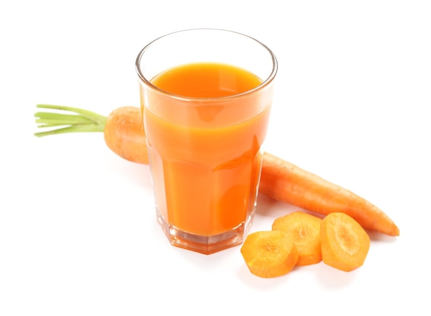 Un bicchiere di succo di carota con fette di verdure con verdure isolate su bianco