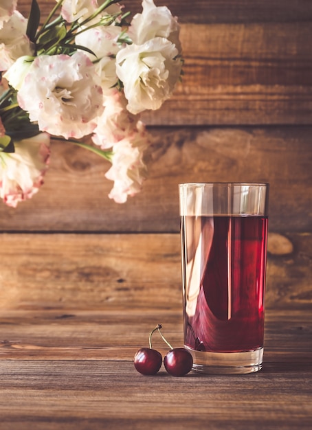 Un bicchiere di succo di ciliegio