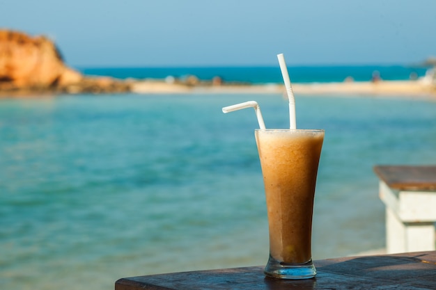 Un bicchiere di succo di frutta tropicale fresco