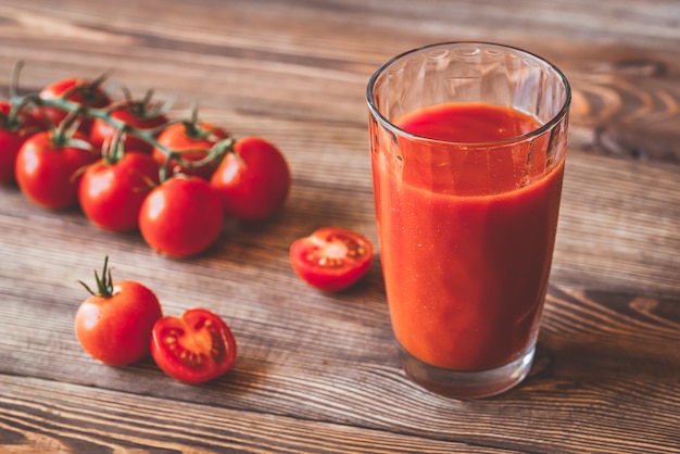 Un bicchiere di succo di pomodoro