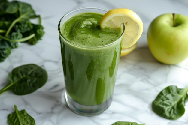 Un bicchiere di succo verde con una fetta di limone sopra