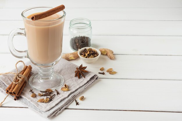 Un bicchiere di tè caldo indiano masala preparato con spezie aromatiche e latte