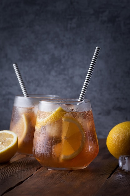 un bicchiere di tè freddo con limone su un tavolo di legno cocktail long island tè freddo nelle vicinanze Limonata fredda