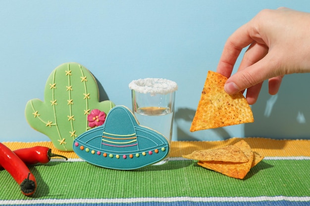 Un bicchiere di tequila con nachos e decorazioni.