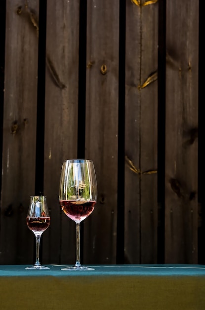 Un bicchiere di vino bianco Minimalismo Bicchiere con fiori di vino e frutti di bosco Un bicchiere d'acqua