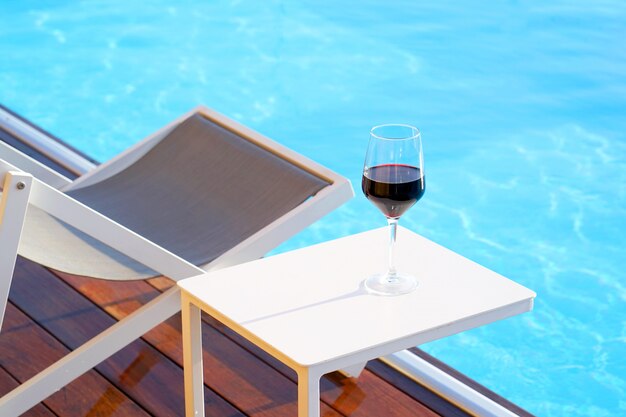 Un bicchiere di vino rosso in piscina.