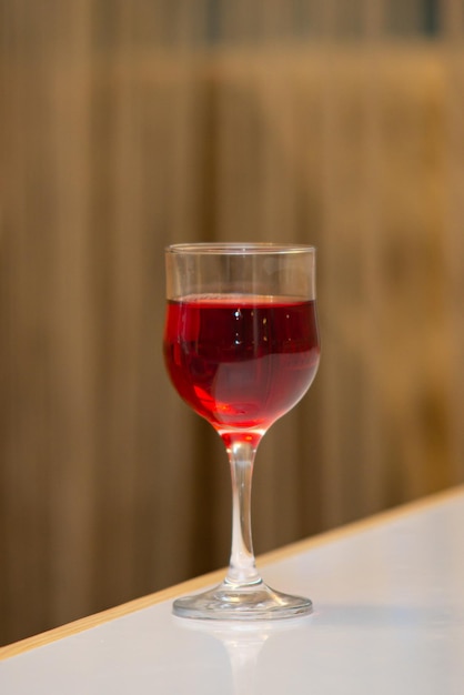 un bicchiere di vino rosso in un ristorante