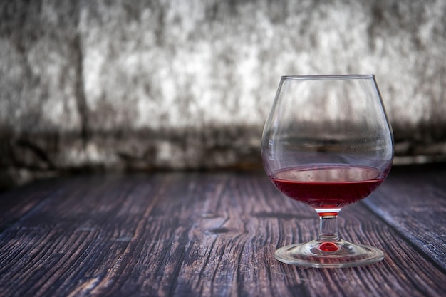 Un bicchiere di vino rosso sul tavolo