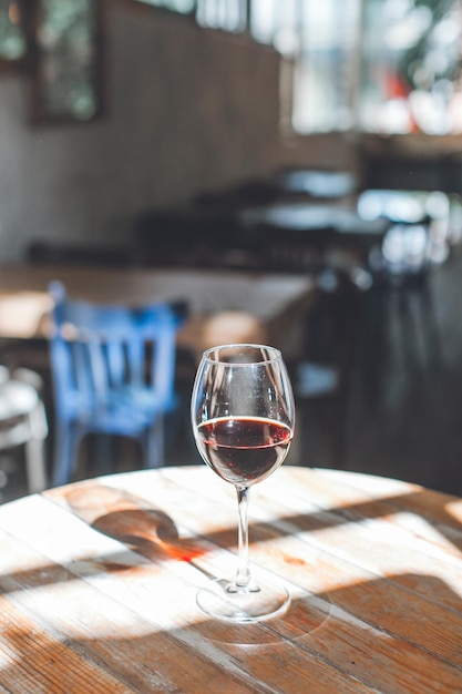Un bicchiere di vino sul tavolo del ristorante