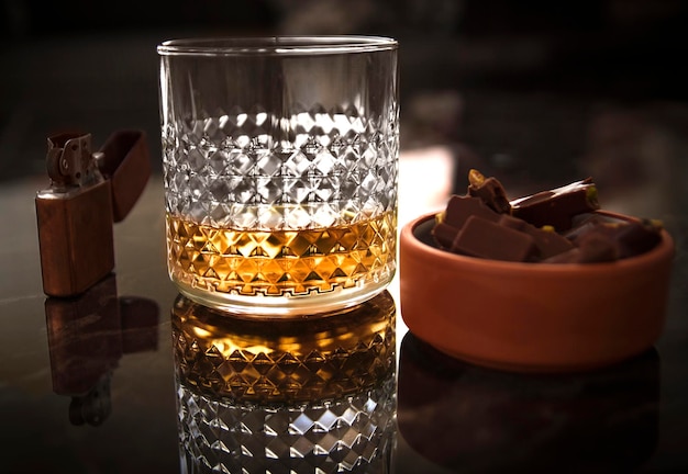 Un bicchiere di whisky e cioccolato