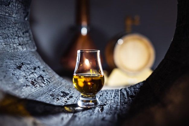 Un bicchiere di whisky in botte di rovere