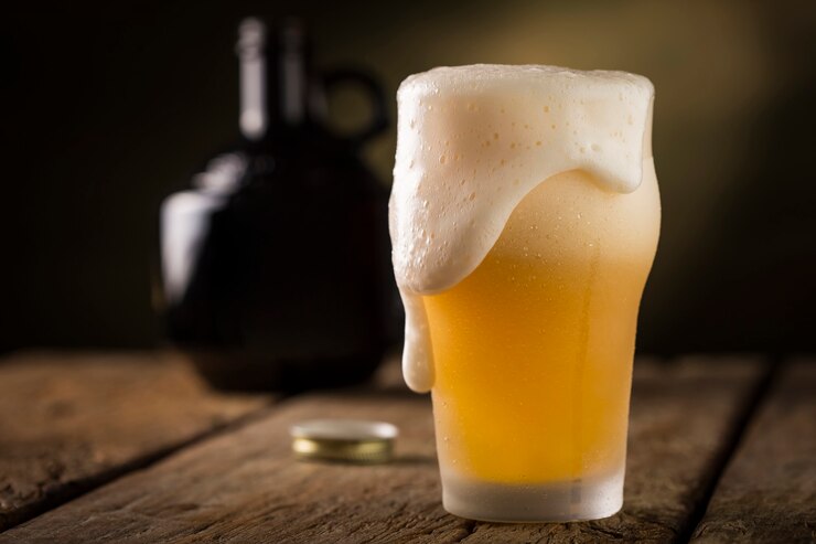 Un bicchiere freddo pieno di birra.