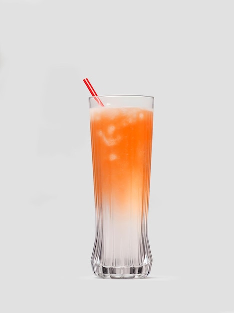 Un bicchiere lungo con un cocktail con succo d'arancia e alcol