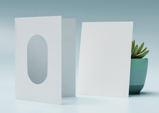 Un biglietto d'invito con un buco a forma di arco perfetto per i modelli di inviti al matrimonio e altro ancora
