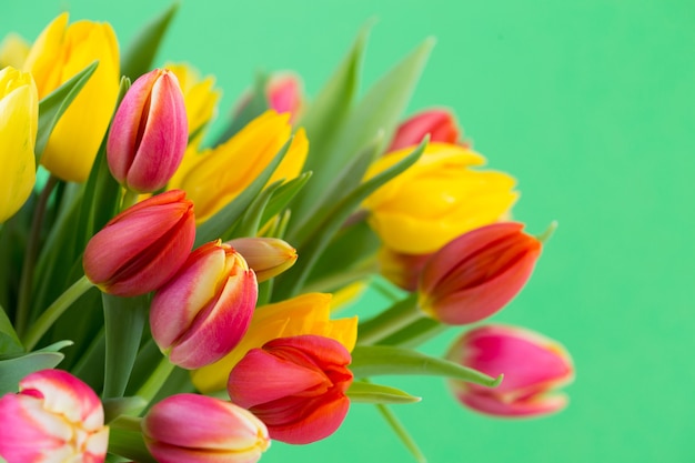 Un biglietto di auguri di primavera colorato con fiori