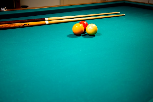 Un biliardo di stoffa verde o un tavolo da biliardo palla rossa, gialla e bianca, hobby e sport con spazio per le copie