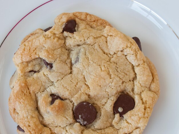 Un biscotto con gocce di cioccolato fatto in casa.