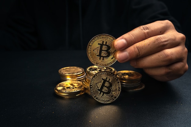 Un bitcoin dorato nella mano di un uomo misterioso, finanza digitale