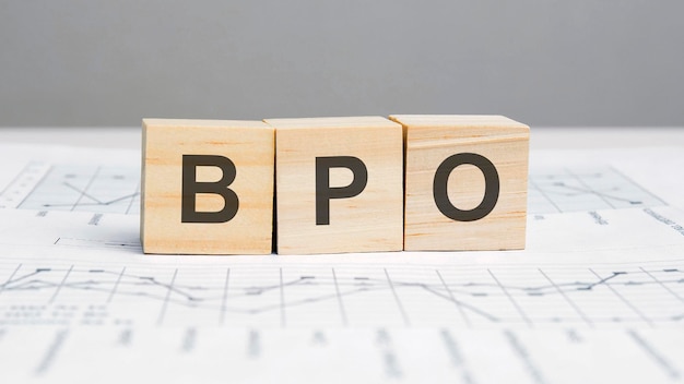 Un blocco di legno con le lettere BPO scritte su di esso su uno sfondo bianco BPO abbreviazione di Business Process Outsourcing