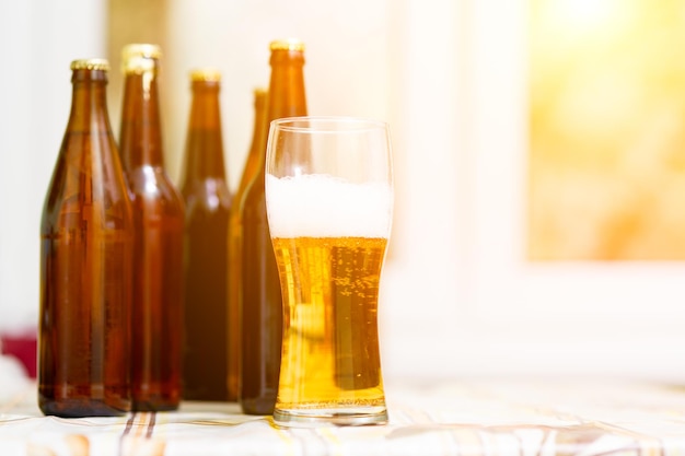 Un boccale di birra e bottiglie