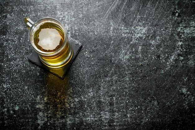Un boccale di birra sul cavalletto
