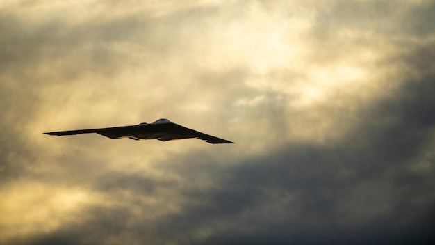 Un bombardiere stealth nero sta volando nel cielo.