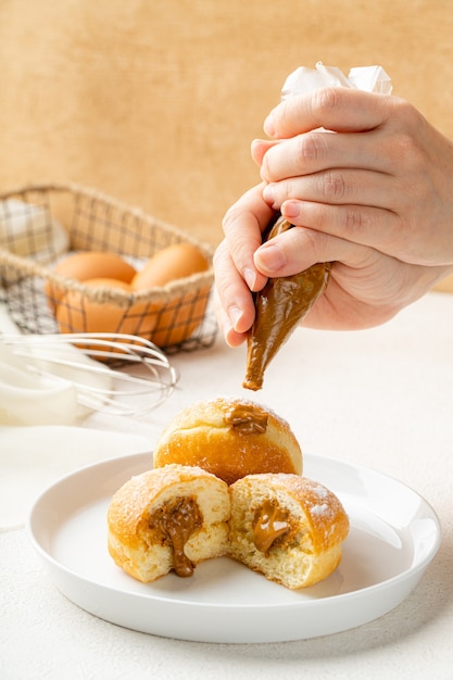 Un bombolone o bomboloni è una ciambella ripiena italiana e viene consumata come snack e dessert