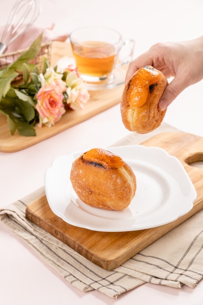 Un bombolone o bomboloni è una ciambella ripiena italiana e viene consumata come snack e dessert