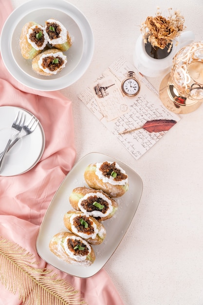 Un bombolone o bomboloni è una ciambella ripiena italiana e viene consumata come snack e dessert