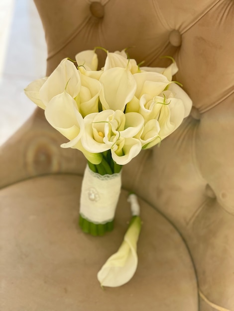 Un bouquet da sposa di calle bianche Delicati fiori per gli sposi nel giorno del matrimonio