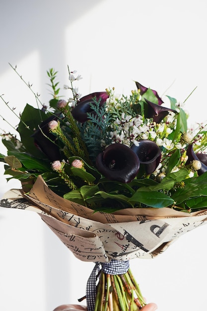Un bouquet di calico nobile scuro con fiori smerigliati. Floreale